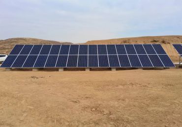 Солнечная насосная система мощностью 9,2 кВт в округе Шэньму, город Юлинь, провинция Шэньси.
    